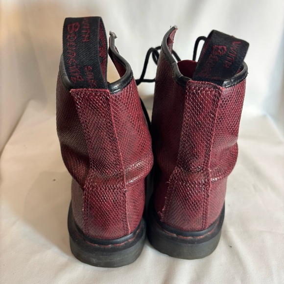 DR MARTENS Sz 8 Red Lace-Up Boots Embossed Snake Print Pattern 8 Eyelet - Picture 7 of 11